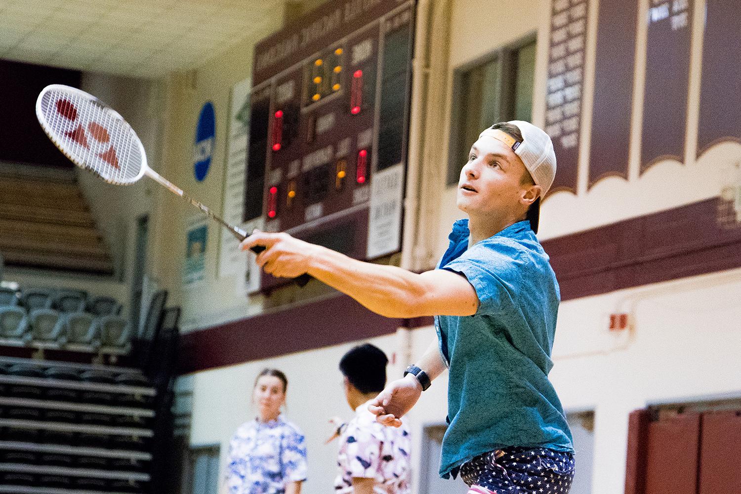 一名学生在打羽毛球|西德尼·马丁摄